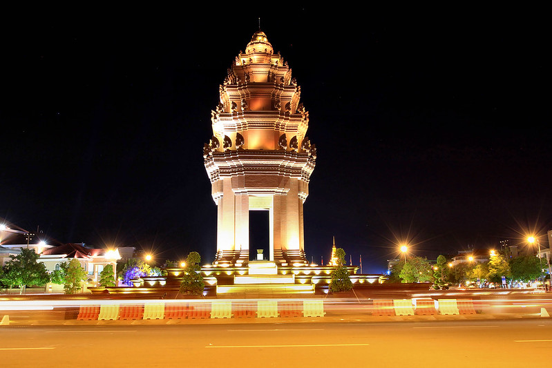 Independence Monument Phnom Penh, a visit is on thing of what to do in Cambodia