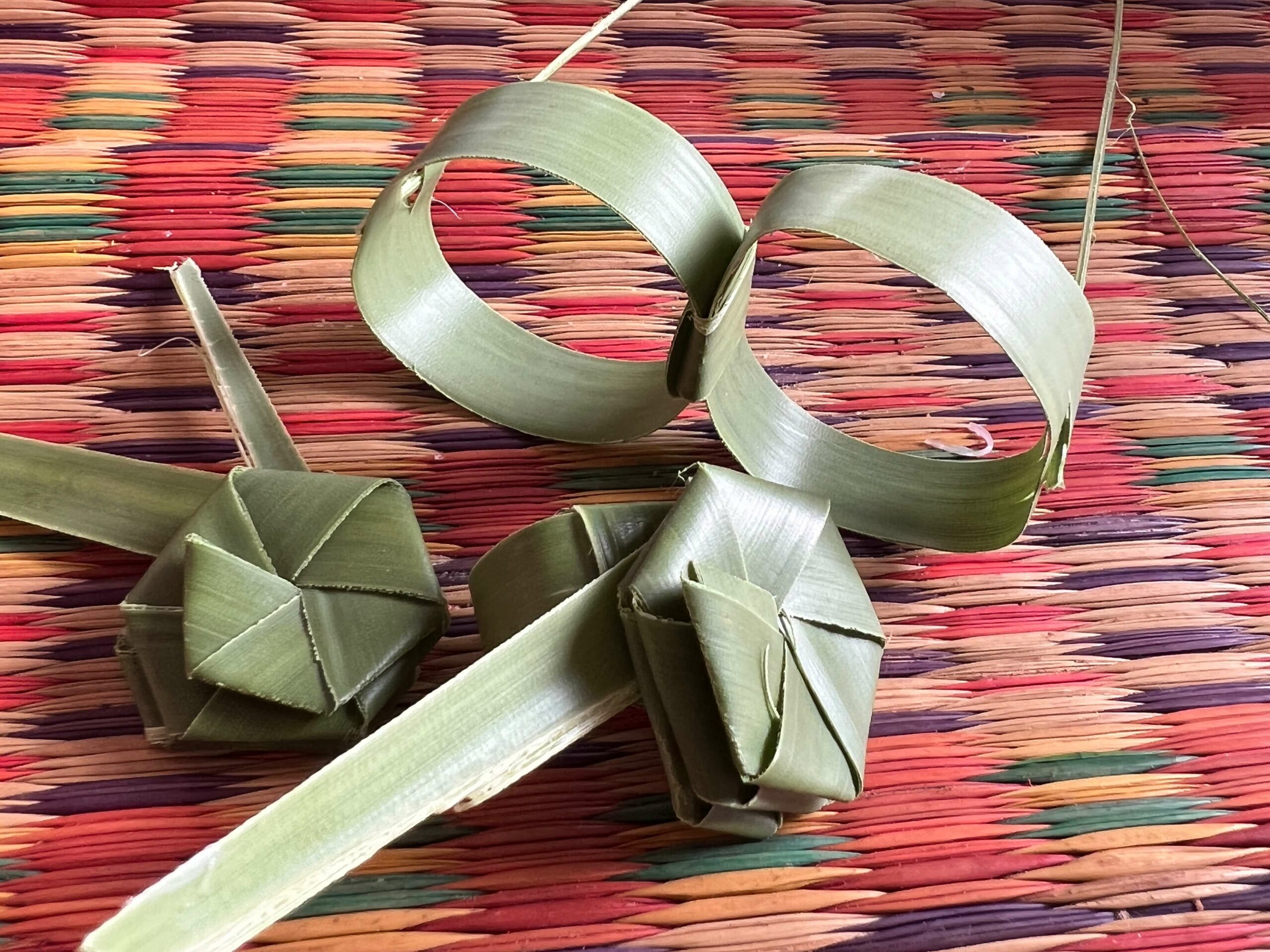 Make some souvenirs from palm leaves