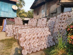 Reispapier wird oft in Battambang hergestellt.